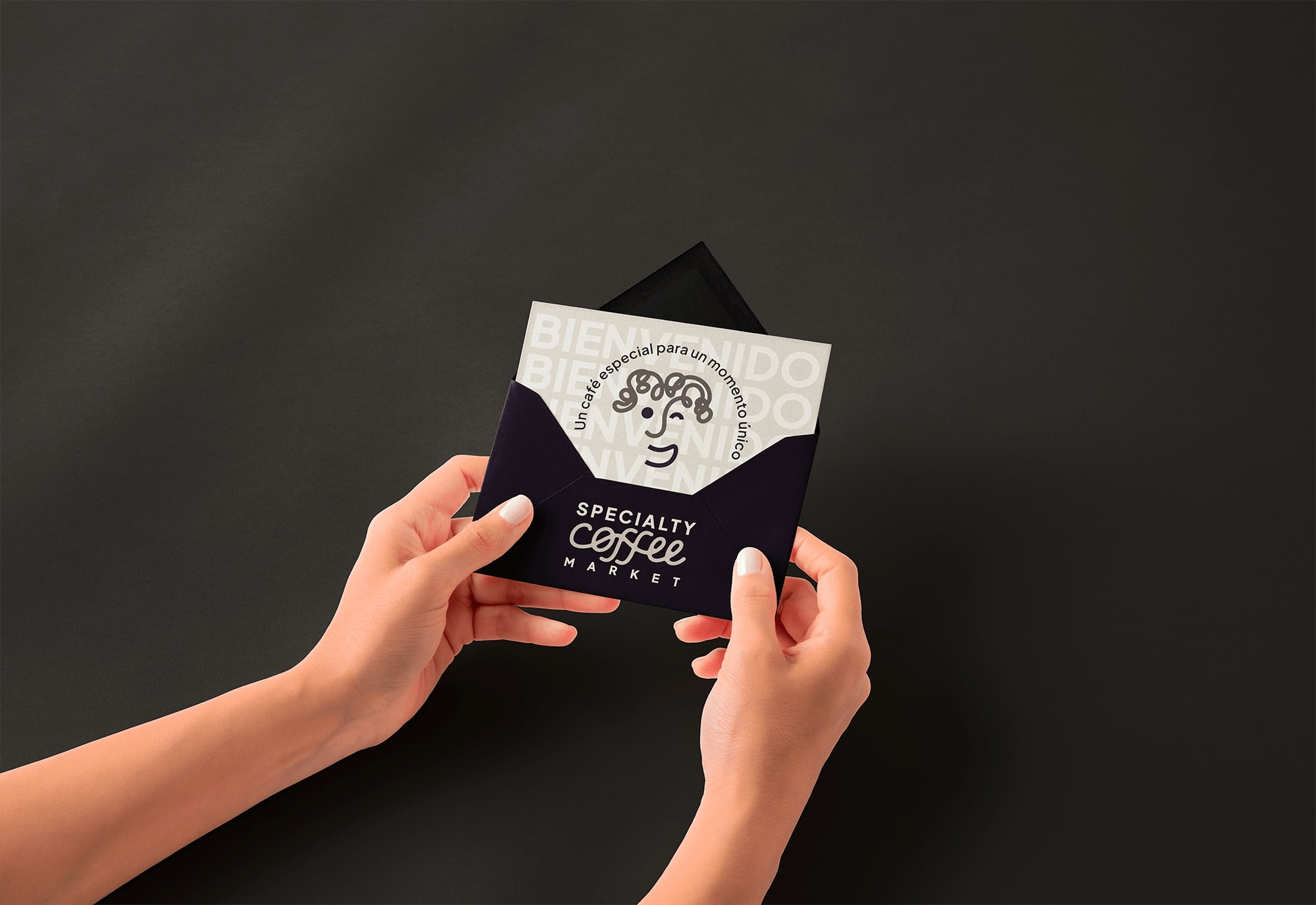 Vista cenital de tarjeta de visita con identidad visual de marca diseñada por BYAND