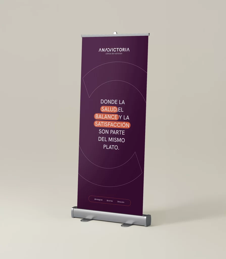 Mockup de roll-up con mensaje de marca: "Donde la salud, el balance y la satisfacción son parte del mismo plato", acompañado del logotipo.