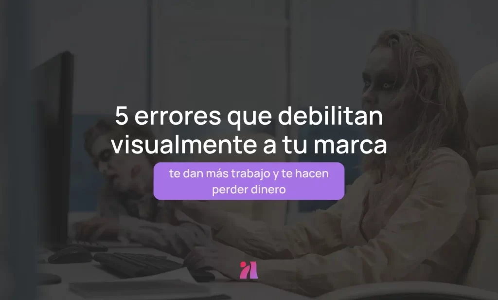 Imagen promocional con fondo oscuro donde aparecen dos mujeres disfrazadas de zombis frente a un ordenador. Sobre la imagen, el texto dice “5 errores que debilitan visualmente a tu marca” y “te dan más trabajo y te hacen perder dinero”, como parte de una campaña de Byand Visual sobre identidad visual de marca.