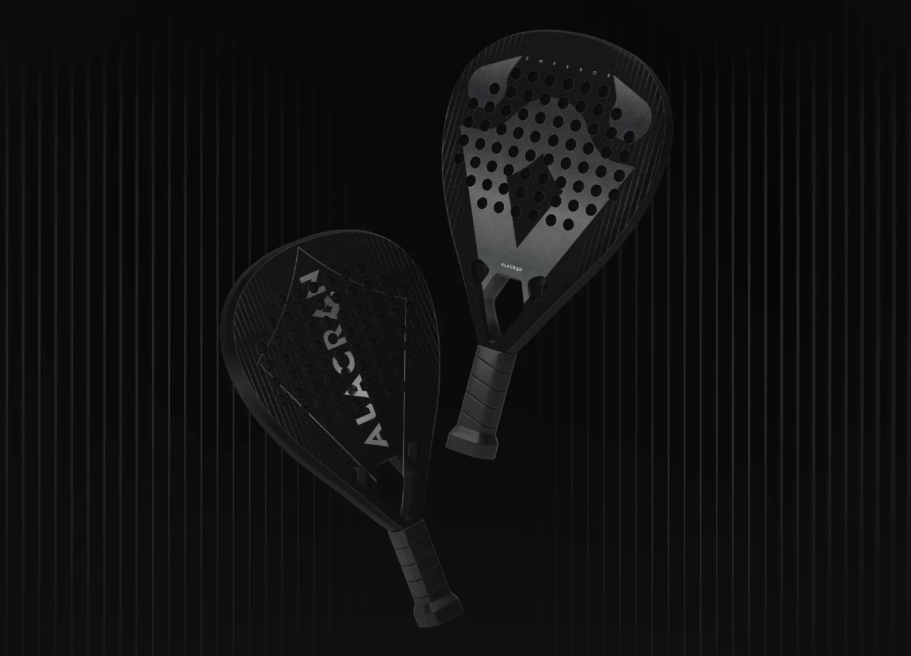 Palas de pádel Alacrán con diseño minimalista y logotipo integrado, ejemplo de branding deportivo de alta gama.