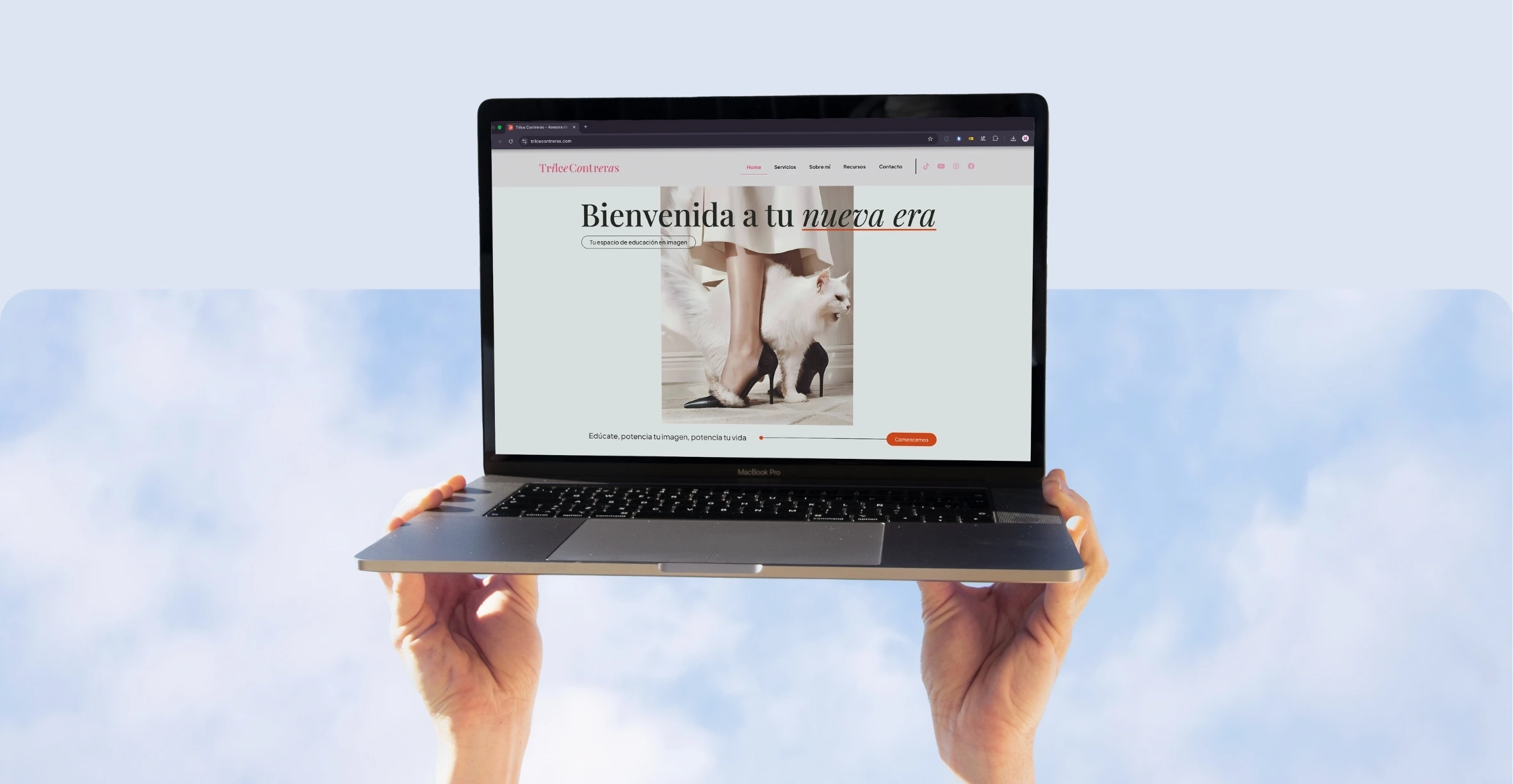 Manos sosteniendo una laptop que muestra la página de inicio del sitio web de Trilce Contreras, con fondo de cielo azul y nubes.
