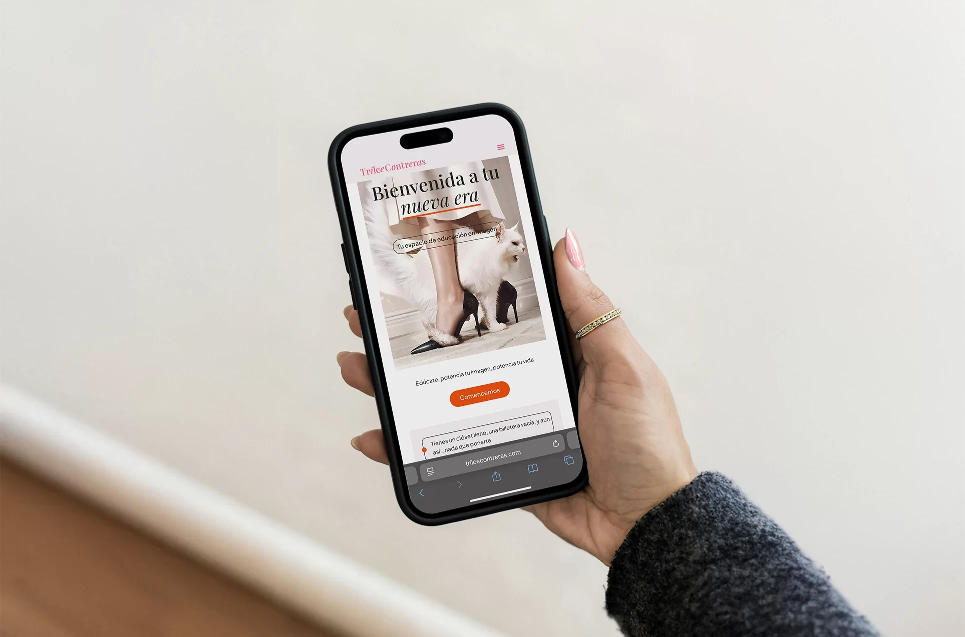 Teléfono móvil mostrando la versión responsive del sitio web de Trilce Contreras con diseño limpio, botones de llamada a la acción y tipografía elegante.